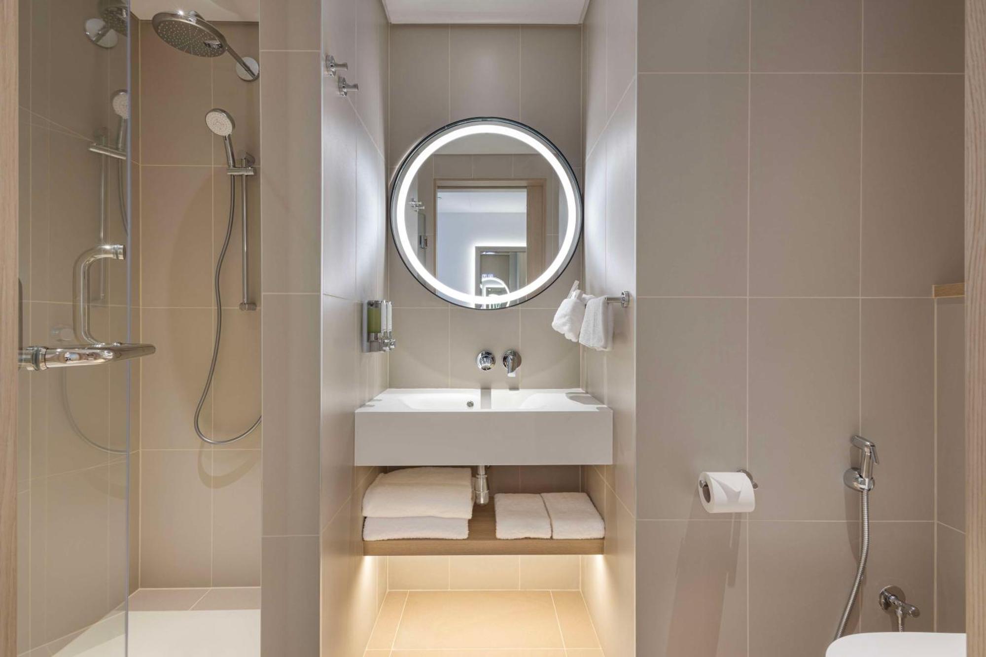 ホテル Hampton By Hilton Kuwait Salmiya クウェート エクステリア 写真