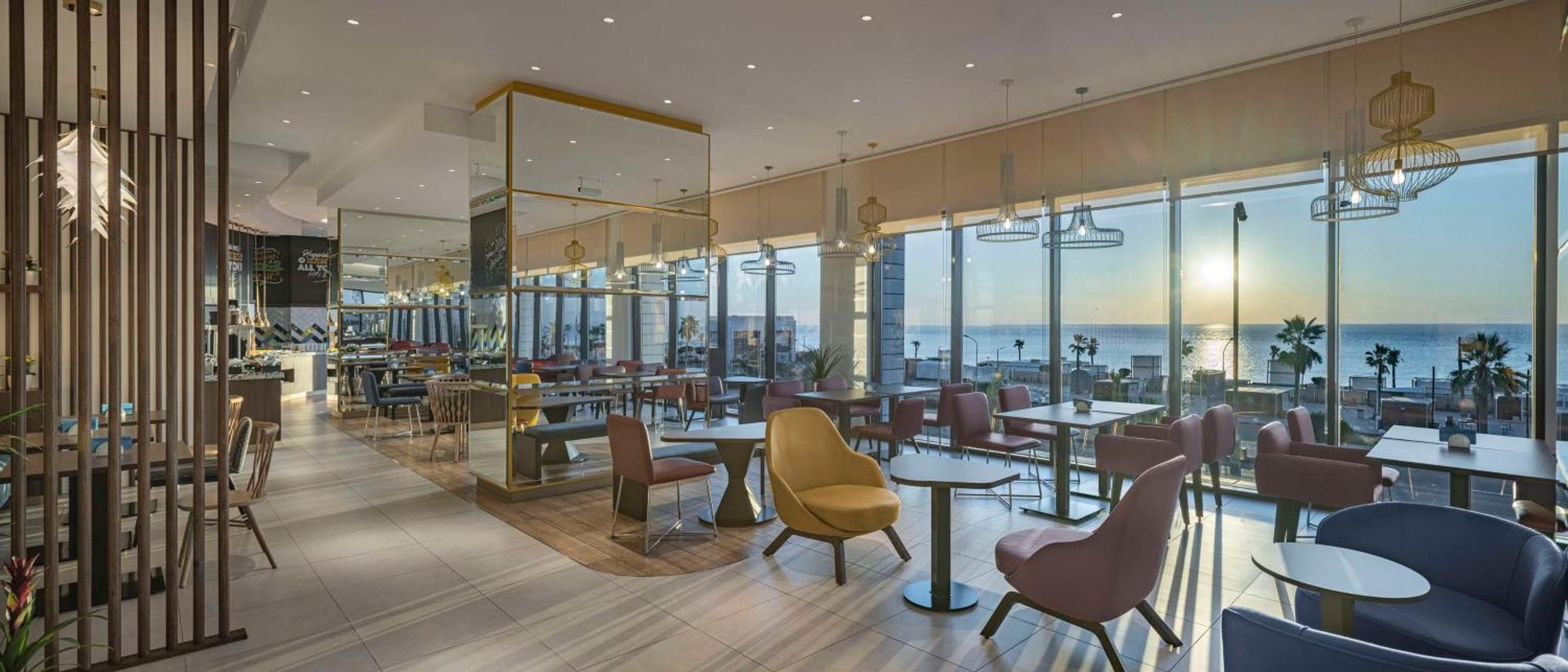 ホテル Hampton By Hilton Kuwait Salmiya クウェート エクステリア 写真