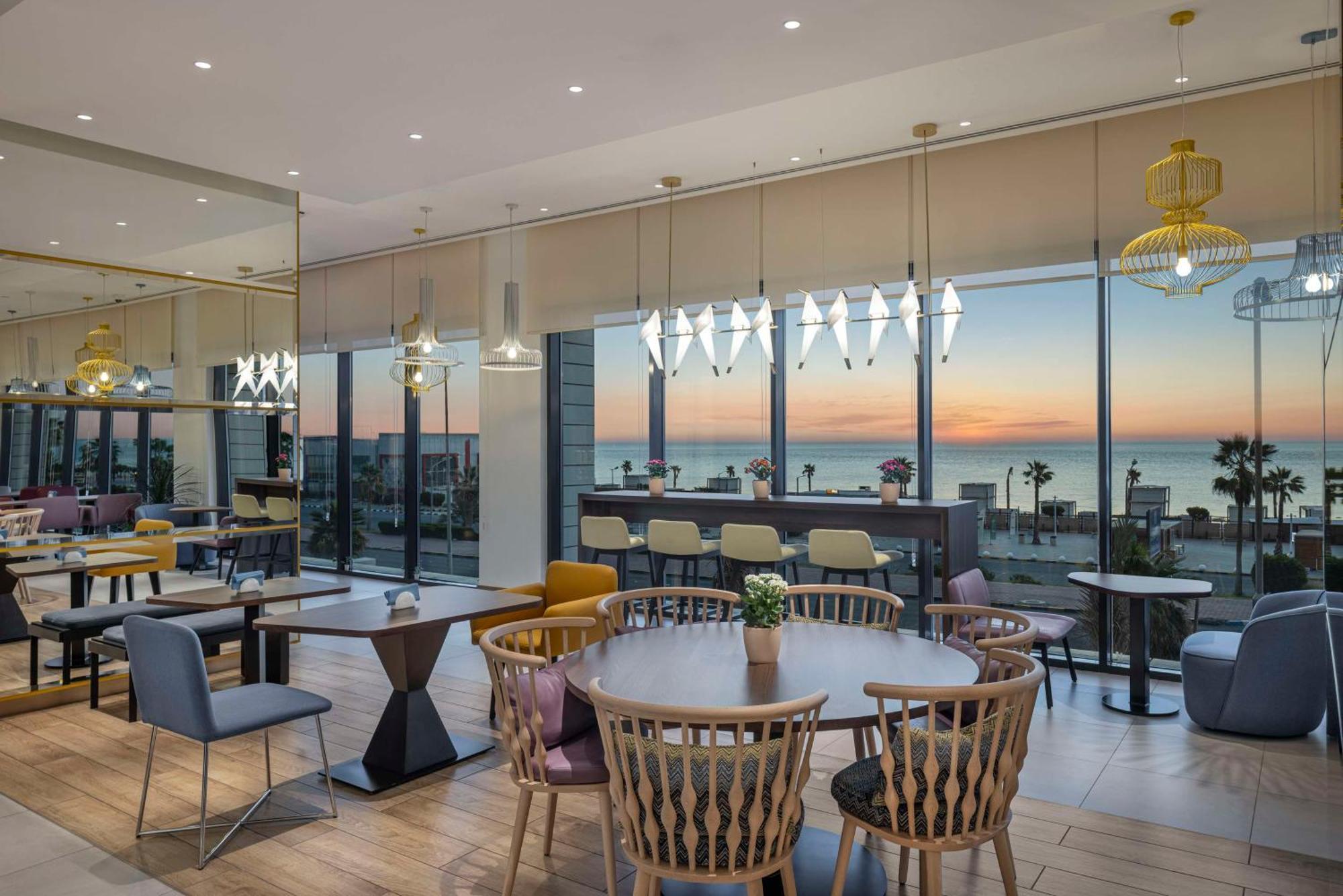 ホテル Hampton By Hilton Kuwait Salmiya クウェート エクステリア 写真