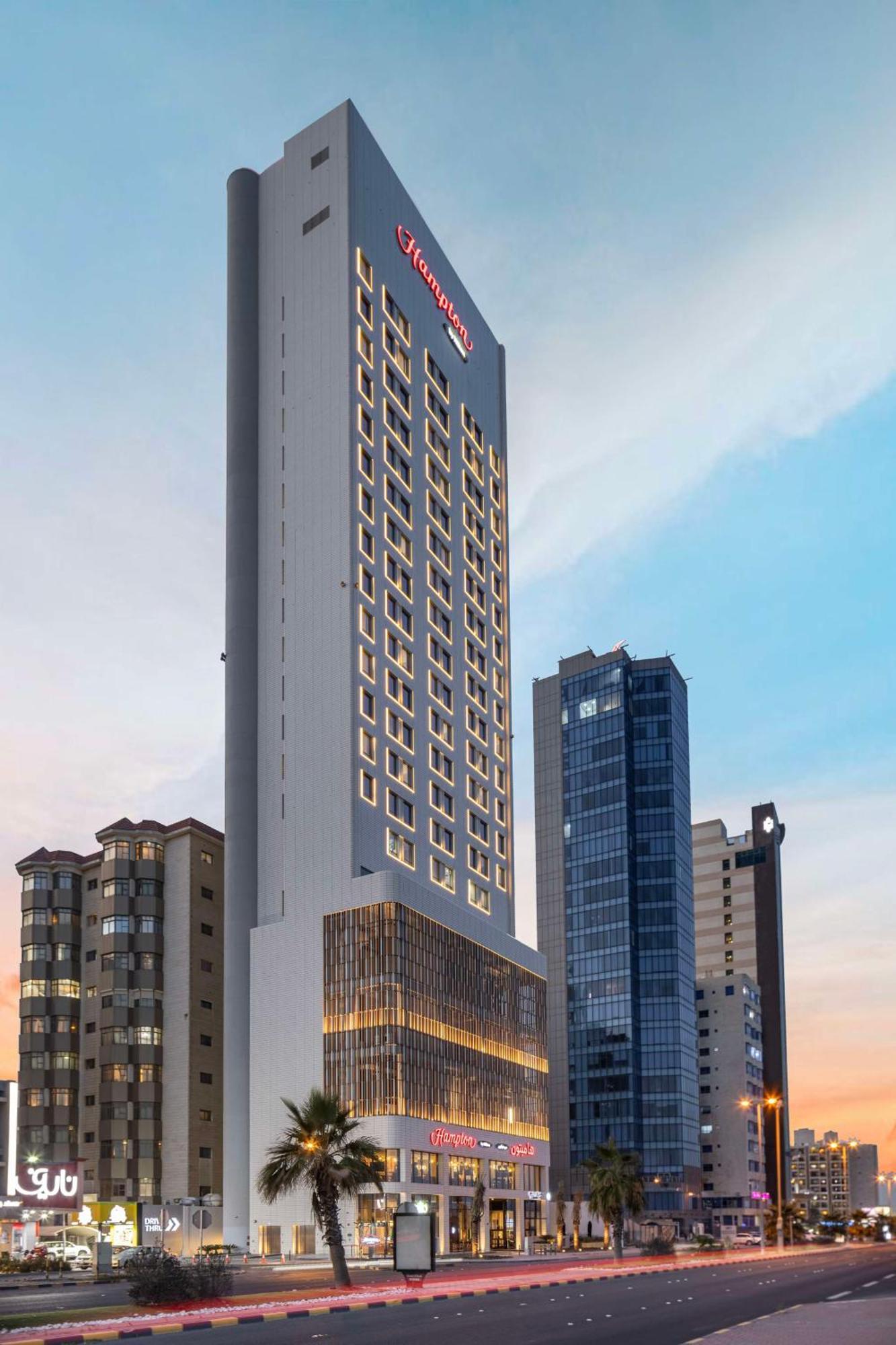 ホテル Hampton By Hilton Kuwait Salmiya クウェート エクステリア 写真